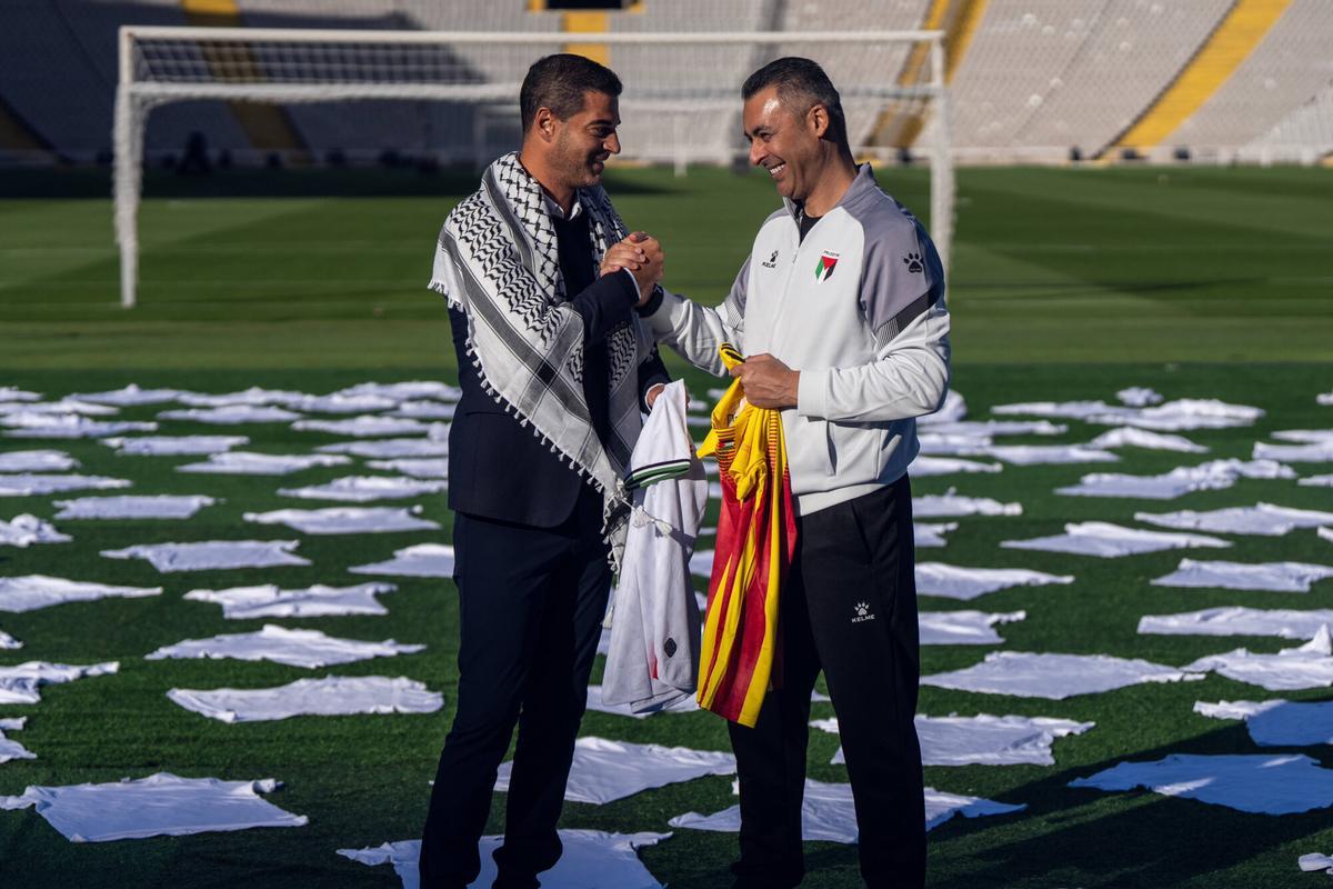 Barcelona. 17/11/2025. DEPORTES. El seleccionador de Palestina, Ehab Abu Jazar, junto al entrenador de Catalunya, Gerard López, durante la previa del partido Catalunya–Palestina. Foto: Zowy Voeten / El Periódico.