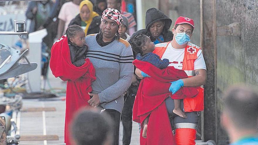 Mujeres y niños rescatados ayer y desembarcados en Fuerteventura.