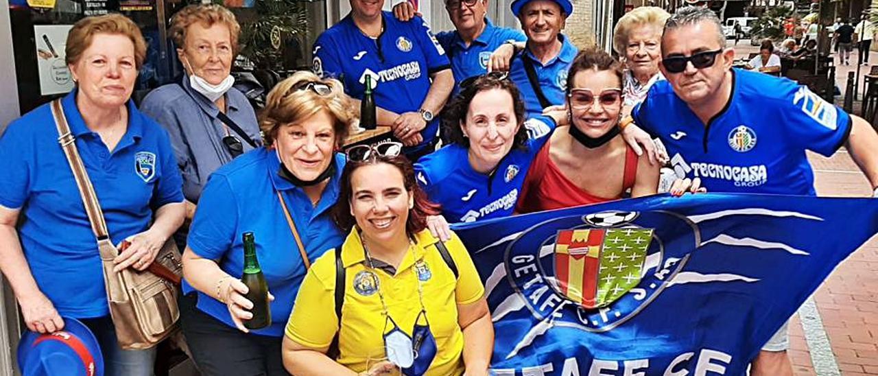 Peñistas del Getafe, hermanados con una fiel de la UD, ayer, en Las Canteras. | | LP/DLP