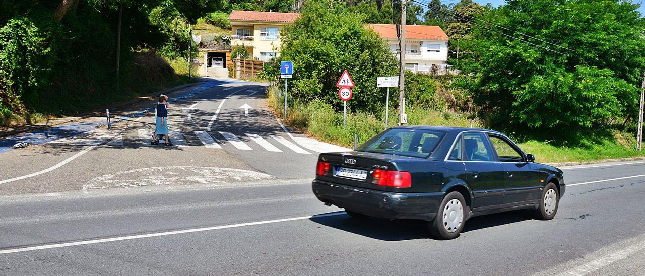 El cruce de subida al CEIP Tirán desde la PO-551 tendrá un carril central pero no la rotonda.   | GONZALO NÚÑEZ