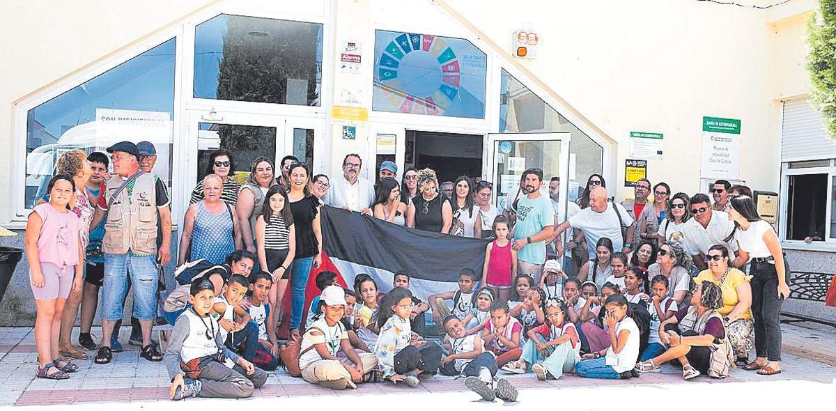 Foto de familia con los niños saharauis, en la Casa de la Cultura de Casar de Cáceres.