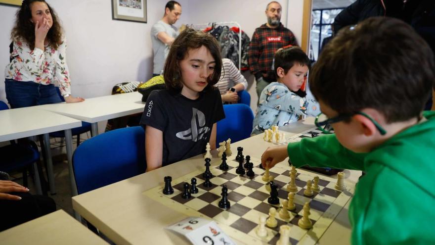 Martín Martínez mueve un peón al tiempo que Arturo Varela espera para hacer sus movimientos, ayer, en el torneo de ajedrez del Bollo celebrado en el complejo deportivo de La Magdalena. | Mara Villamuza
