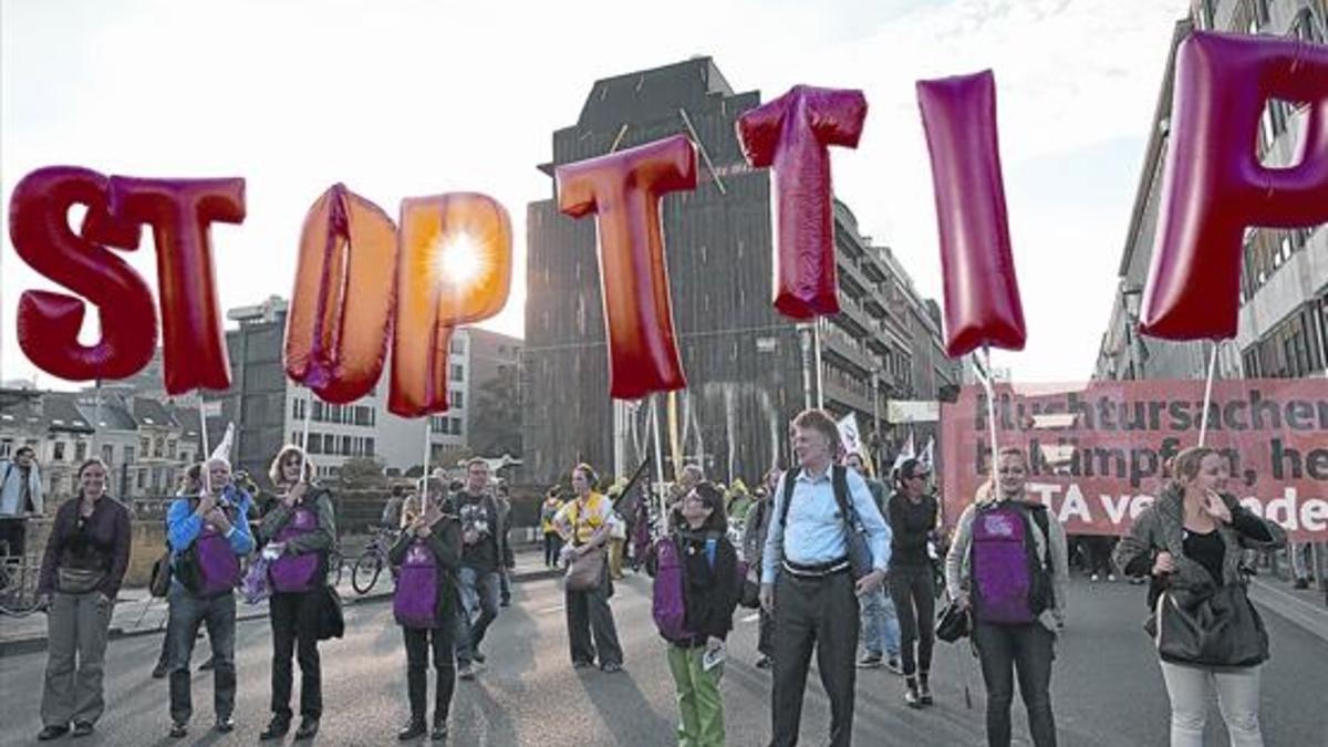 Manifestación contra los acuerdos comerciales internacionales y de inversión como el TTIP y el CETA, en Bruselas, el 20 de septiembre 2016.