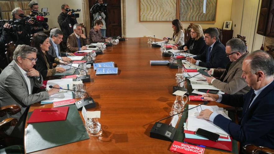 Los miembros del Consell, antes de la reunión plenaria en la que se aprobaron ayer los presupuestos de la Generalitat para 2025. | JORGE GIL/E. PRESS