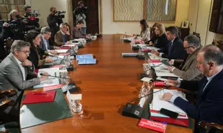 El presupuesto crece por la dana y las partidas ficticias e incluye gestos a Vox