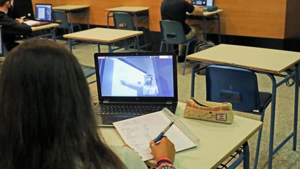 Una alumna en una clase semipresencial por el COVID.