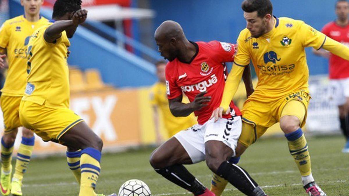 El Alcorcón empata contra el Nàstic (1-1).