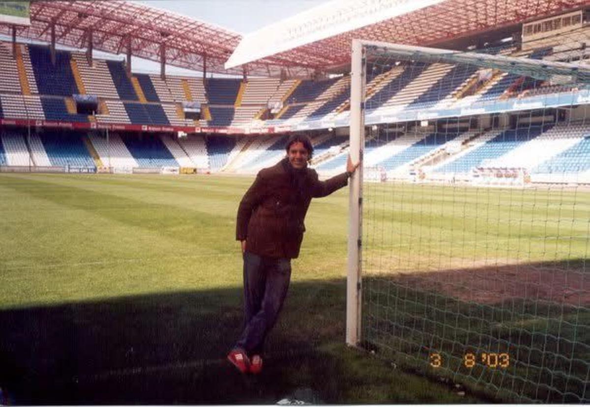Santi Russo, en el césped de Riazor en 2003.