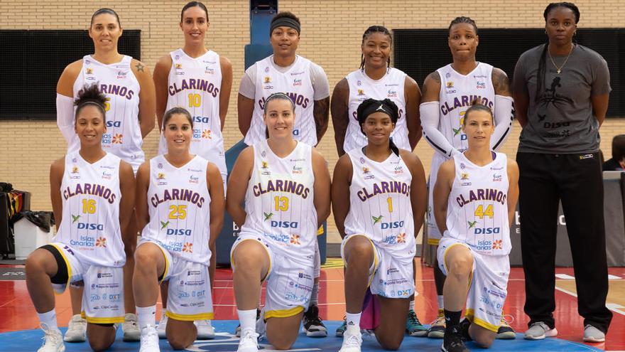 La formación que el Clarinos presentó en Zaragoza para la primera jornada, con Vionisse, la primera de pie por la derecha.