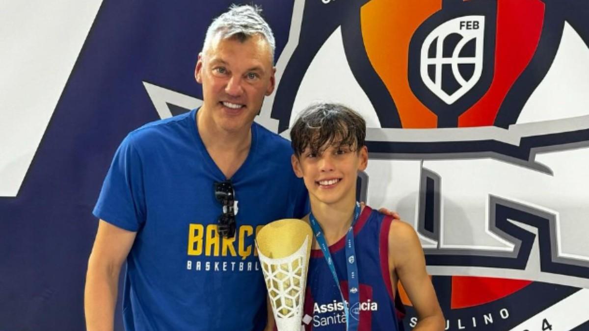 Sarunas Jasikevicius celebra junto a su hijo Lukas la consecución del Campeonato de España Mini con el Barça