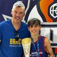 Sarunas Jasikevicius celebra junto a su hijo Lukas la consecución del Campeonato de España Mini con el Barça