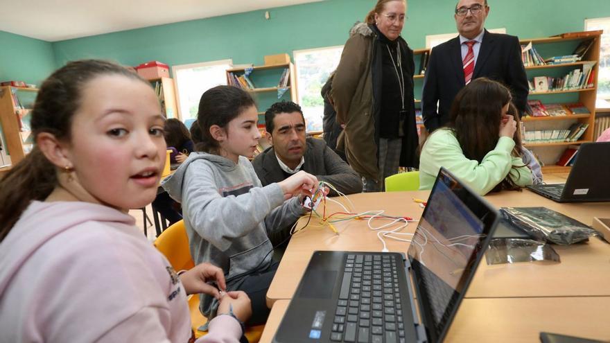 Visita del delegado territorial de la Xunta al Polo Creativo del CEIP Parada-Campañó.