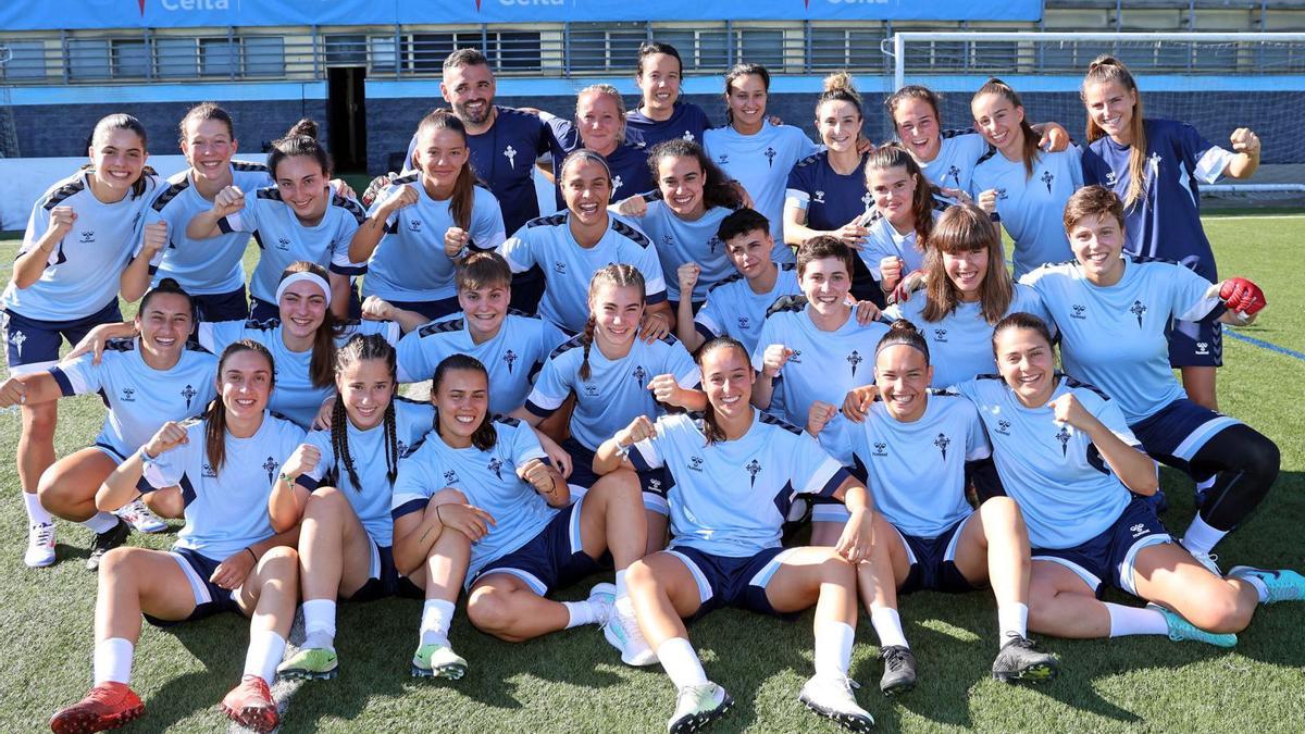 Jugadoras y cuerpo técnico de As Celtas, ayer, en uno de los campos de hierba sintética de A Madroa. |  // MARTA G.BREA
