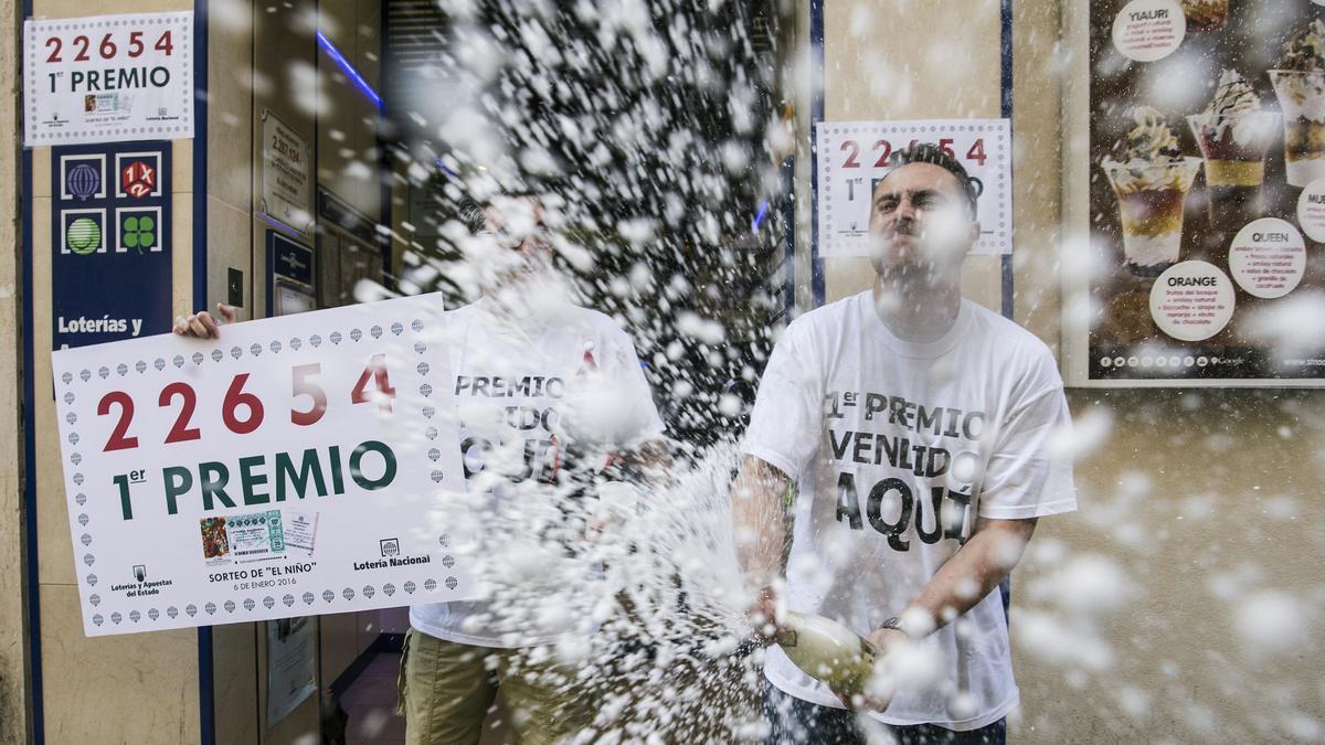Una administración de Málaga celebra el primer premio en la Lotería del Niño.