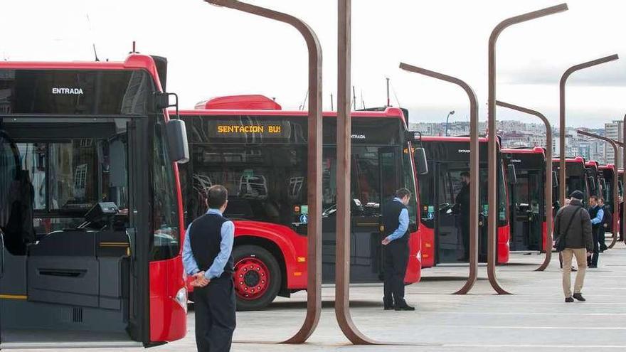 Flota de autobuses urbanos en la explanada de la Marina.