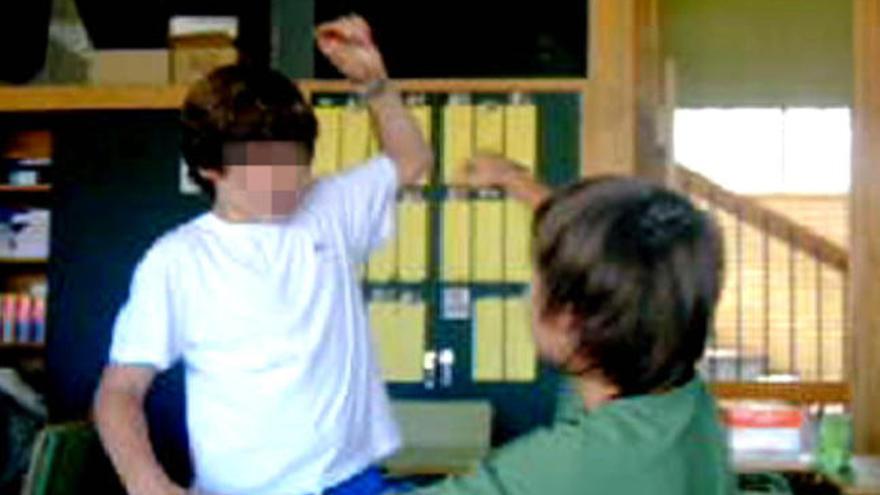 Un niño agrede a un compañero de clase