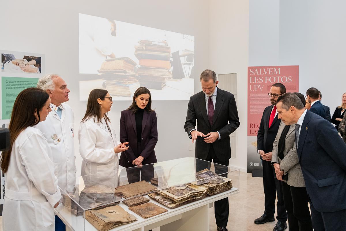 Los reyes junto a los responsables del proyecto y el rector de la UPVJosé Capilla.