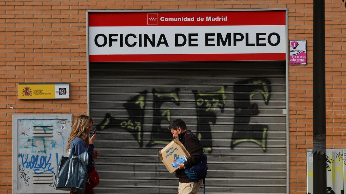 Una persona pasa por delante de una Oficina de Empleo.