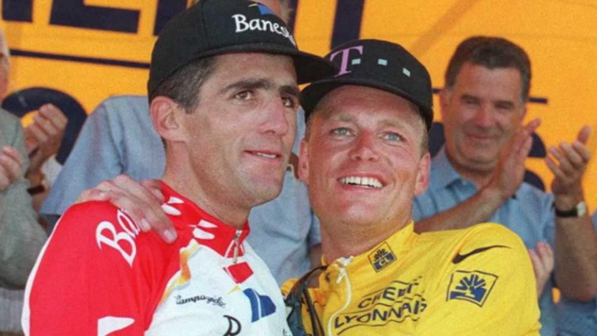 Riis, en el podio de Pamplona, con Indurain