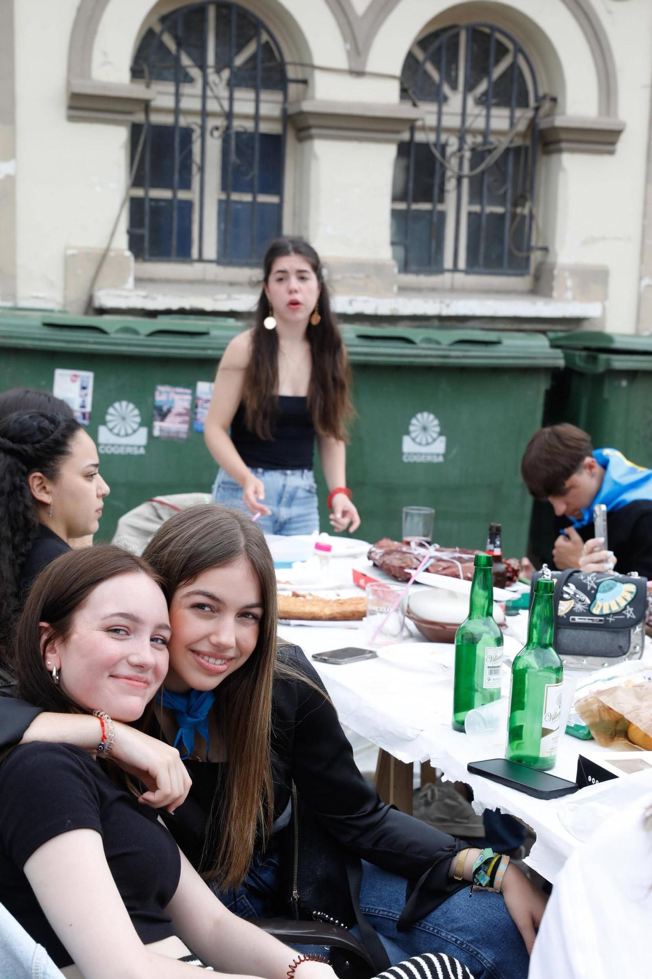 Grado abre boca para Santiago con la comida en la calle