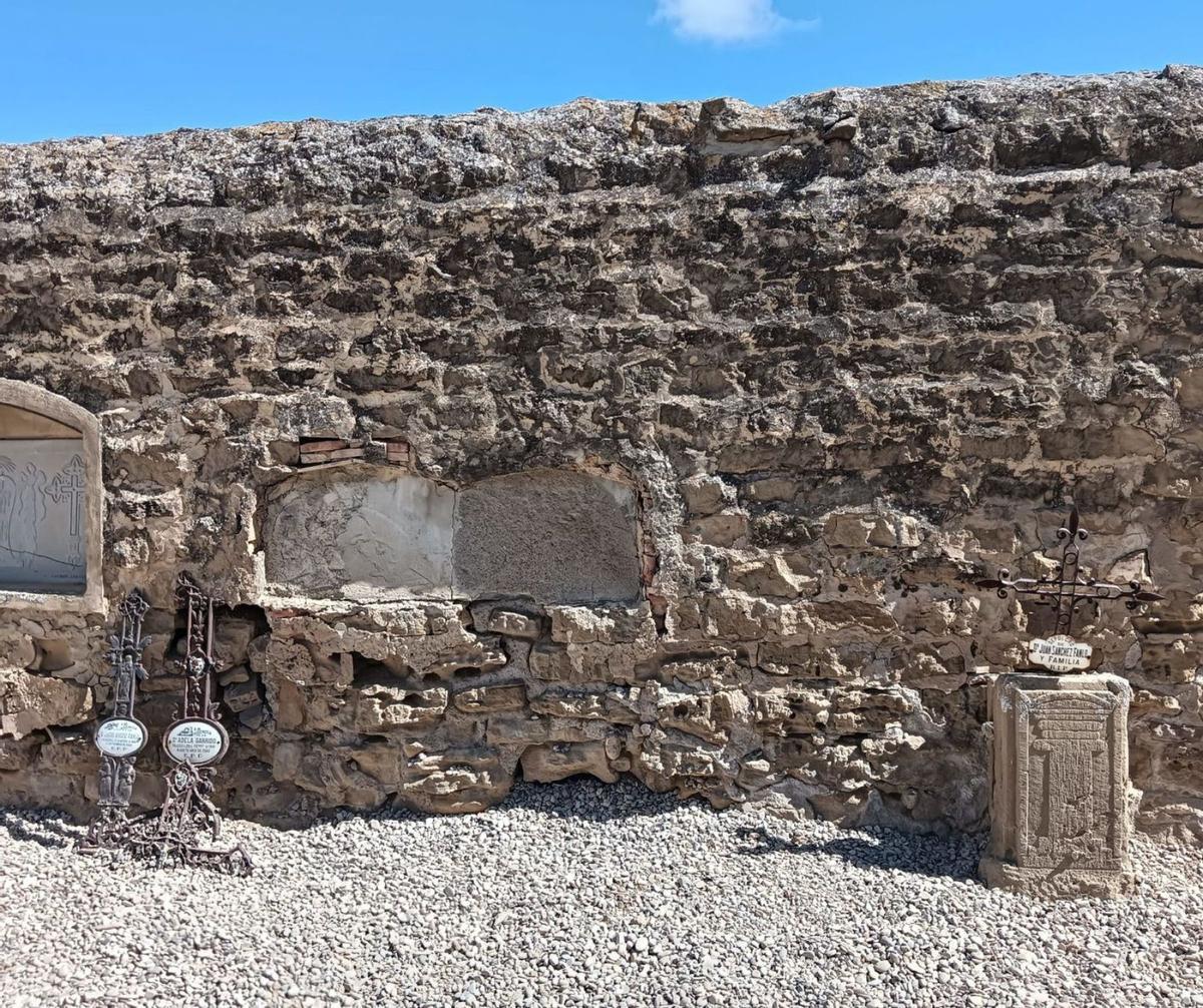 Tapia del cementerio de la localidad, donde eran fusiladas las víctimas durante la guerra civil española. | FOTOS: ALBERTO ARILLA