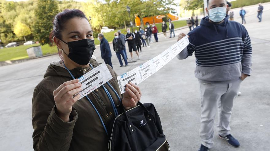 El derbi entre el Oviedo y el Sporting ya se juega en el Tartiere: Así fueron las colas para conseguir las primeras entradas