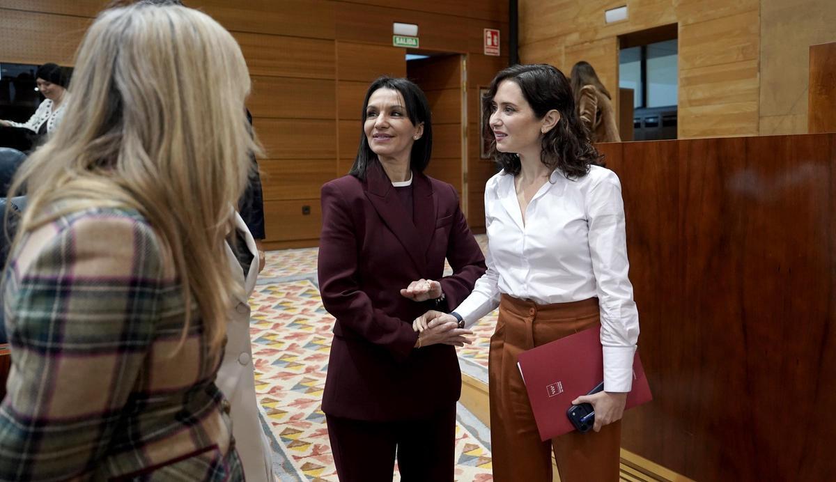 La presidenta de la Comunbidad de Madrid, Isabel Díaz Ayuso, y la nueva consejera de Educación. Mercedes Zarzalejo.