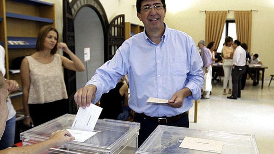 Juan Marín, ejerciendo su derecho al voto.