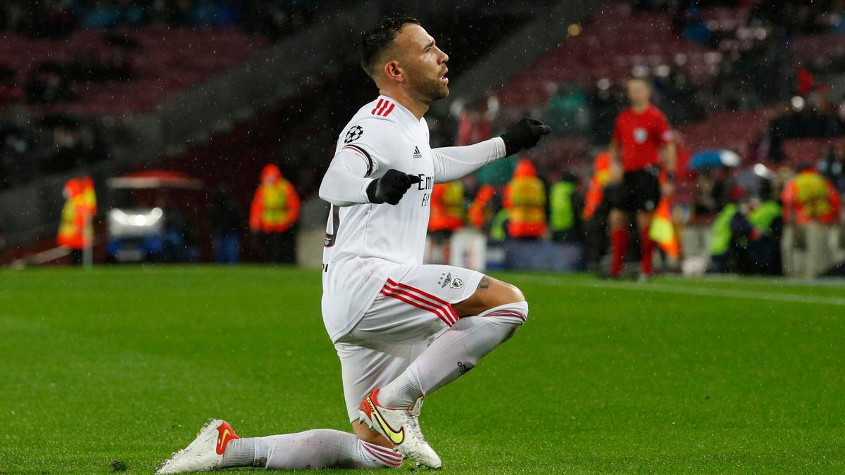 Otamendi, durante el Barça-Benfica.