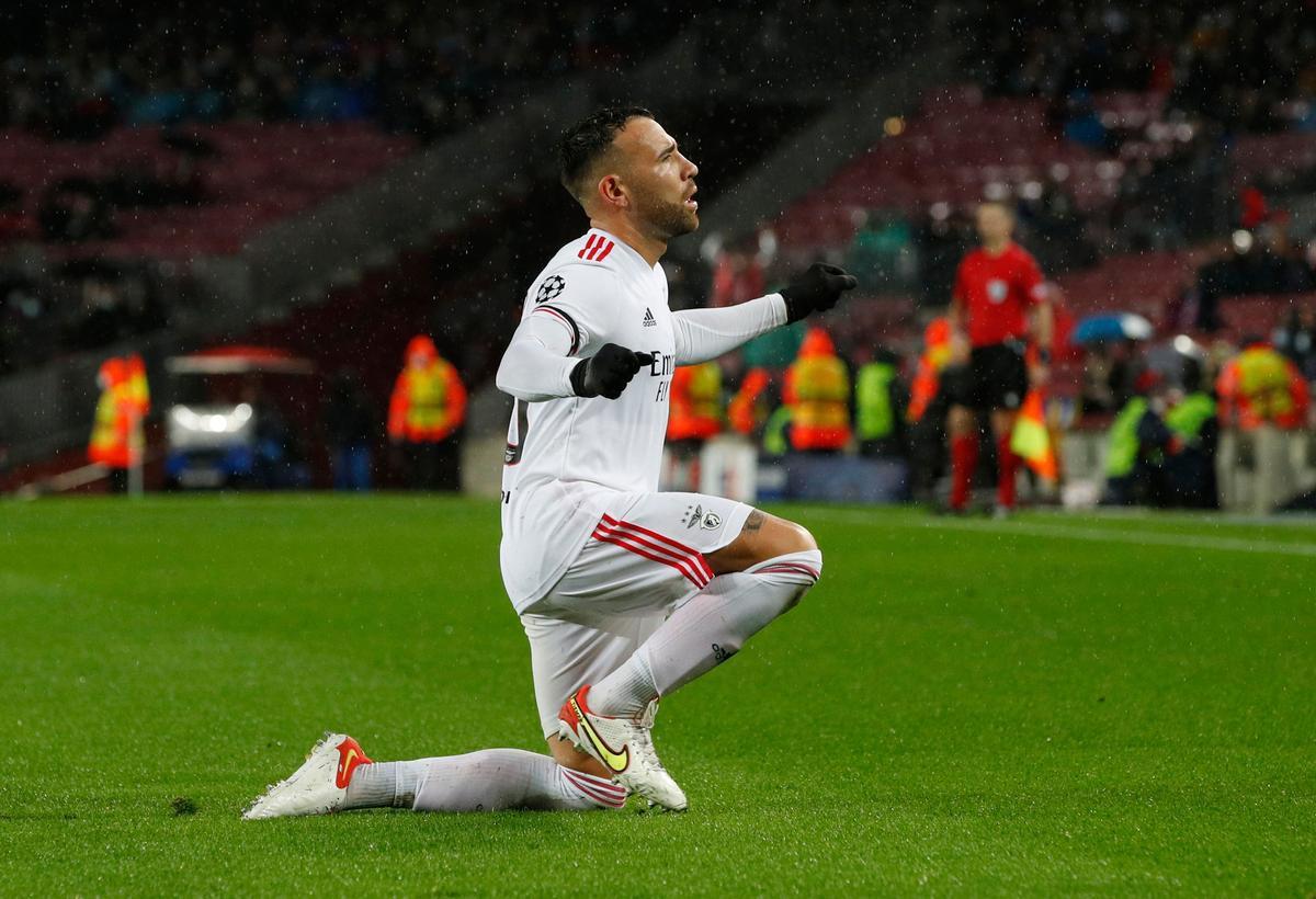 Otamendi, durante el Barça-Benfica.