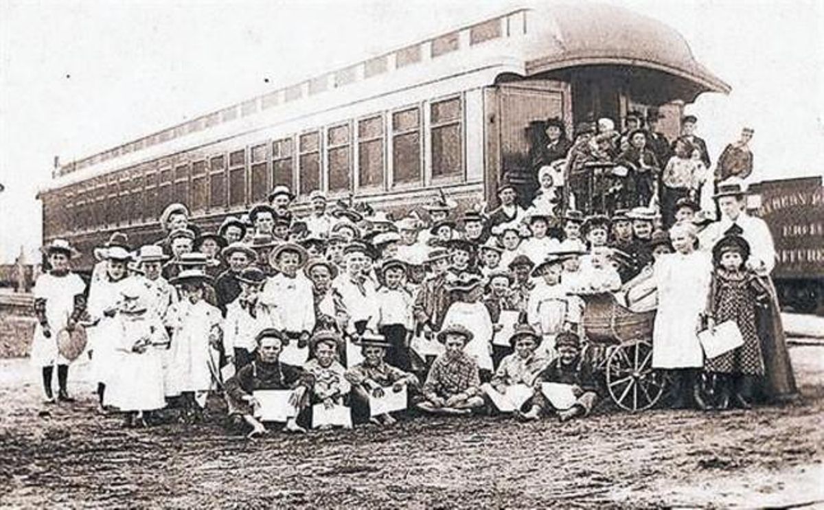 Trens del desarrelament 8 Un dels combois que van transportar els orfes. Trens del desarrelament 8 Un dels combois que van transportar els orfes.