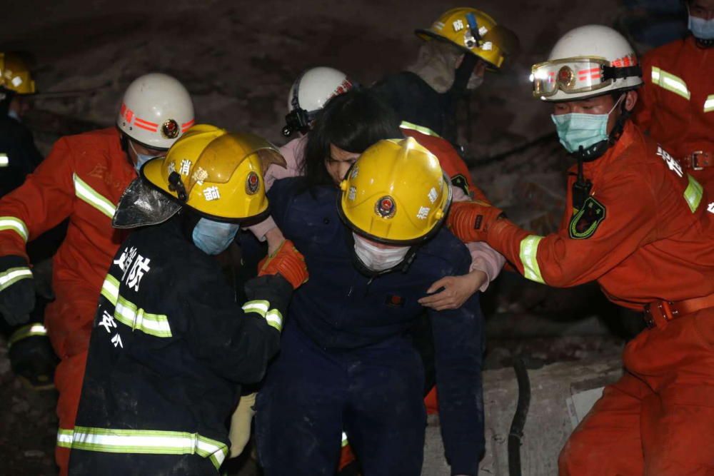 Al menos 4 muertos en el derrumbe de un hotel en China