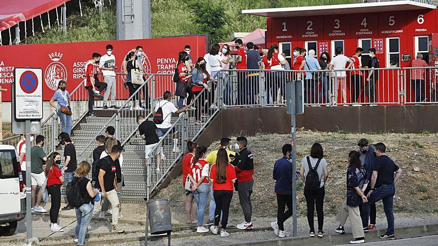 Aficionats del Girona esperant comprar una entrada per al partit contra l&#039;Almeria