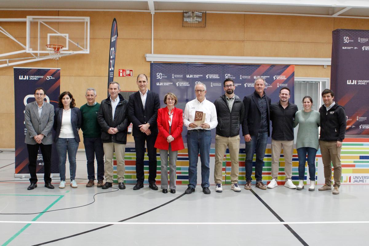Las autoridades, en la ceremonia de entrega de premios en la Universitat Jaume I.