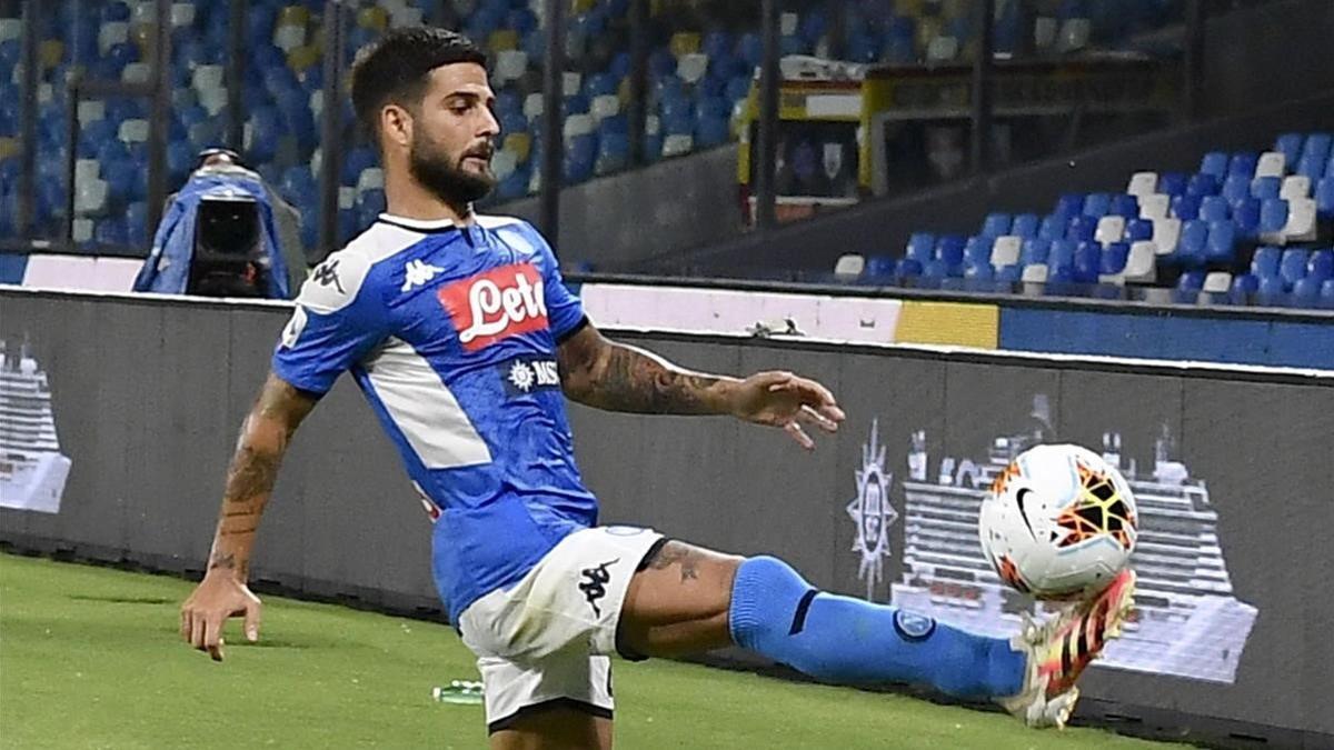 Lorenzo Insigne controla el balón junto a la línea de banda durante el Nápoles-Lazio.