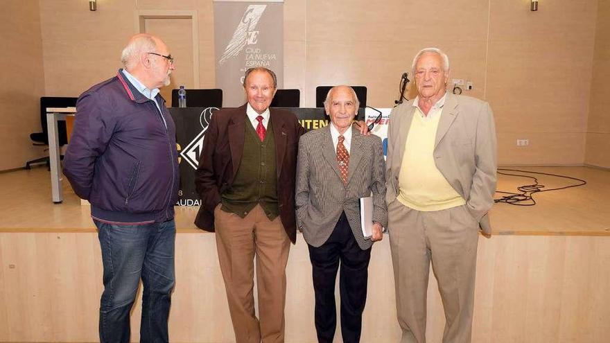 De izquierda a derecha, Luis Pardo, Germán, Lombas y Ángel Rionda, antes de comenzar la charla.