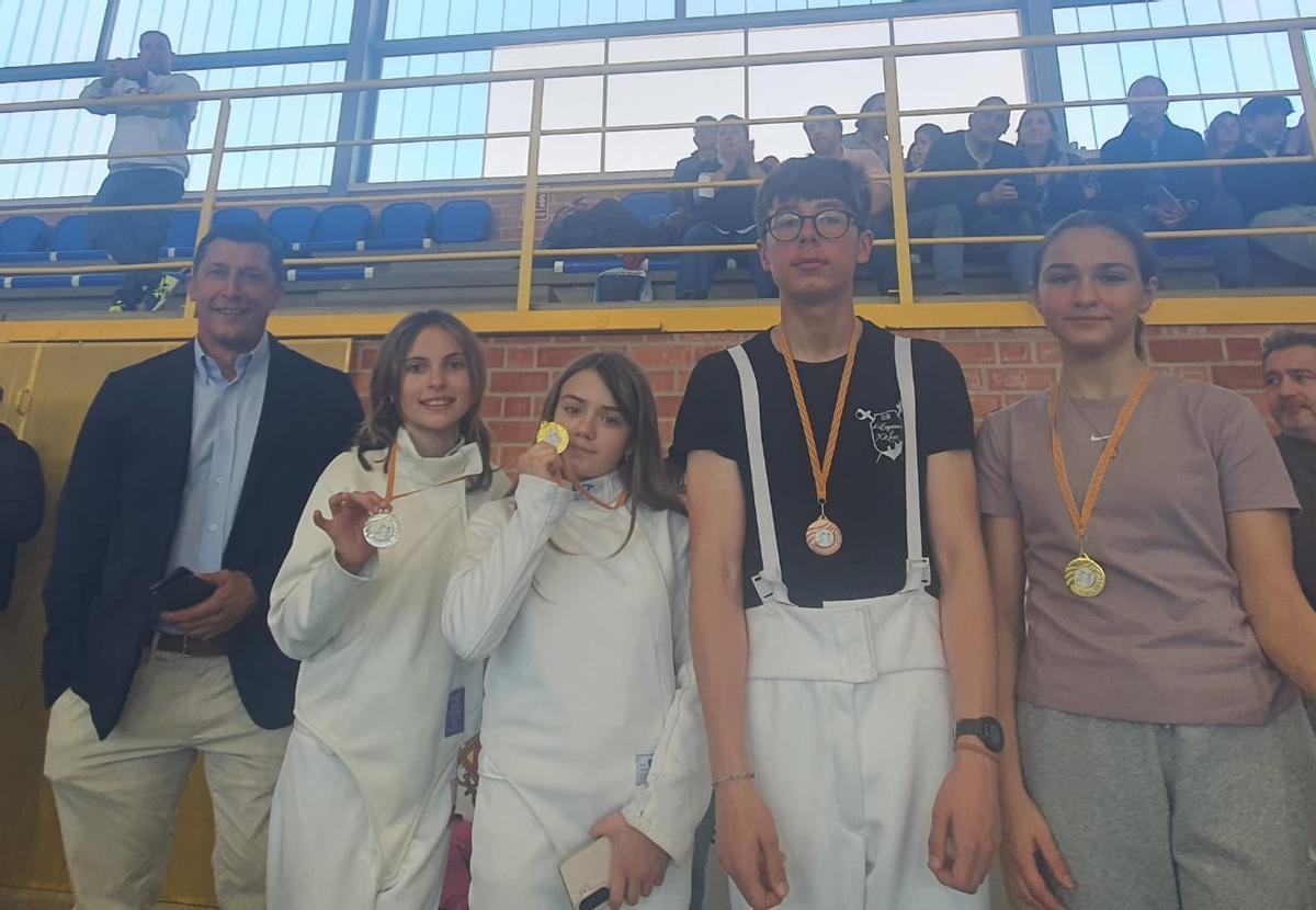 El Club d'Esgrima Xàtiva vuelve de Castellón cargado de medallas