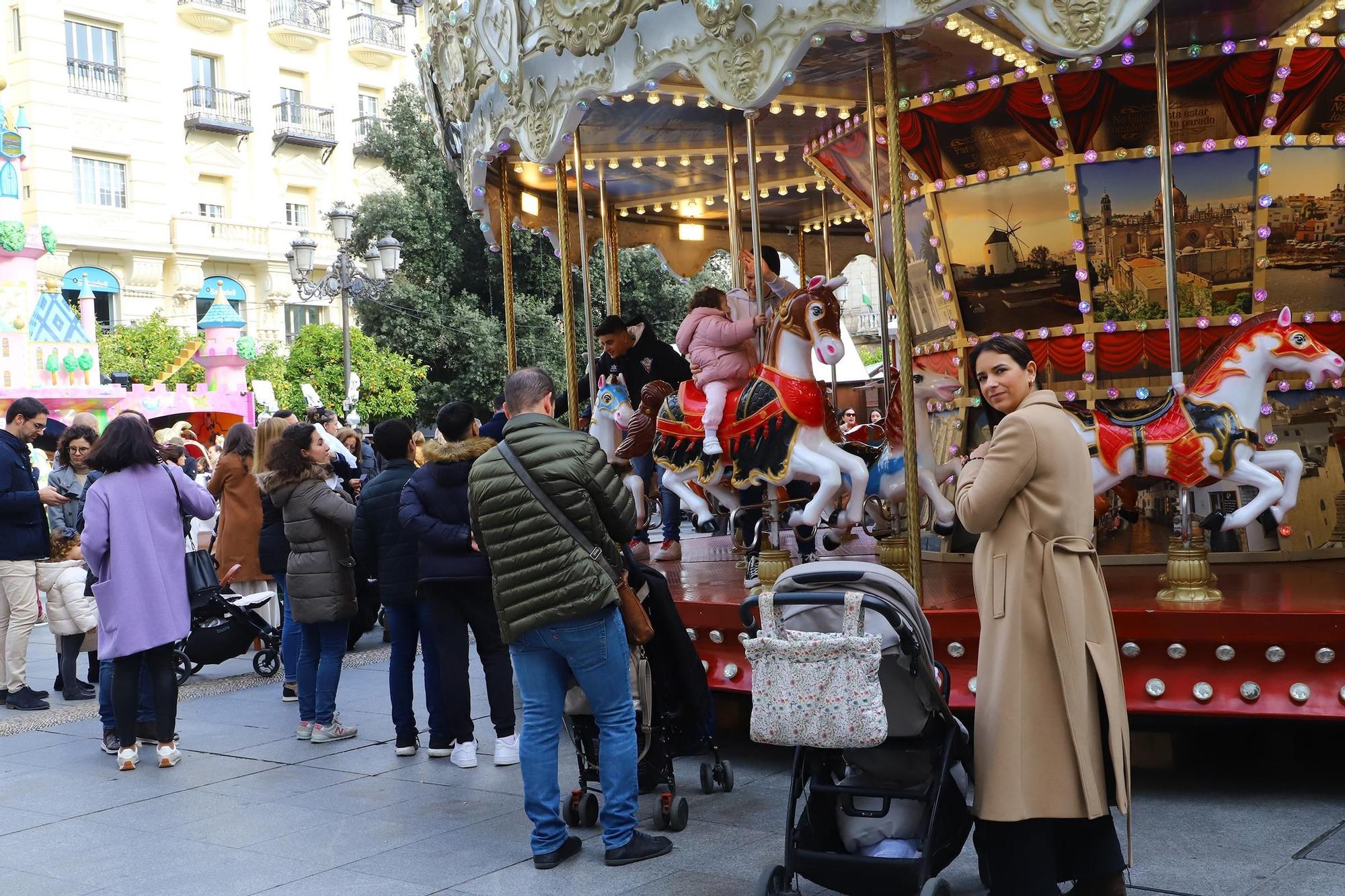 Turistas y cordobeses se echan a la calle