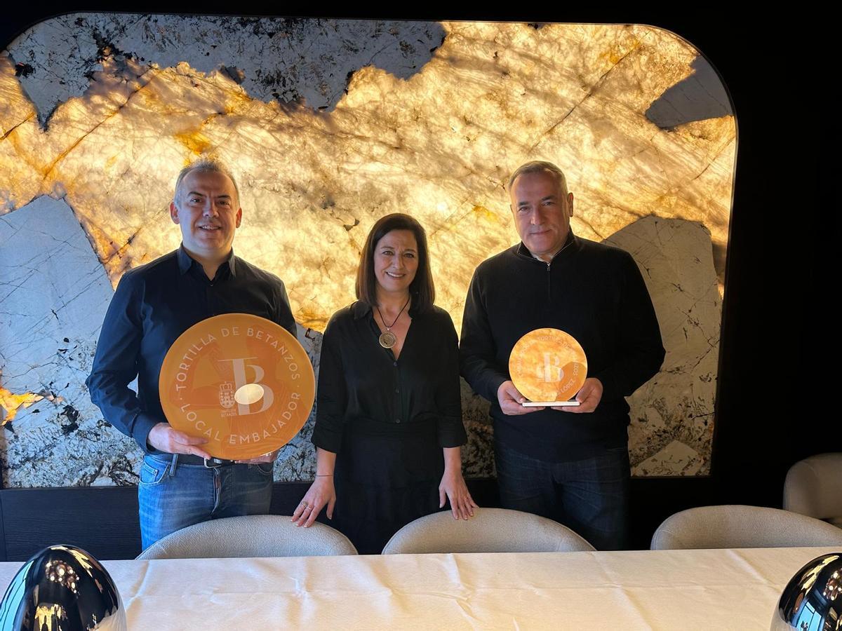 Xabier Fortes y Antonio Couceiro con los galardones que les acreditan como embajadores de la tortillad de Betanzos