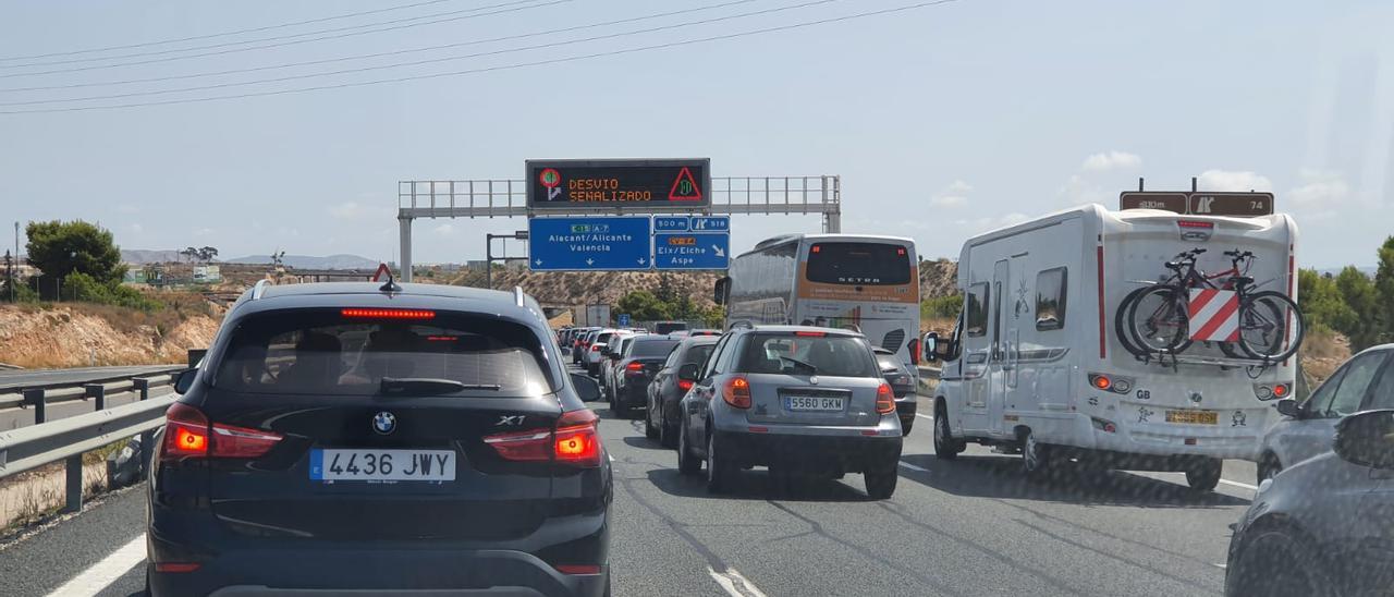 Retenciones en la A-7 en Elche provocadas por el vuelco de un camión.