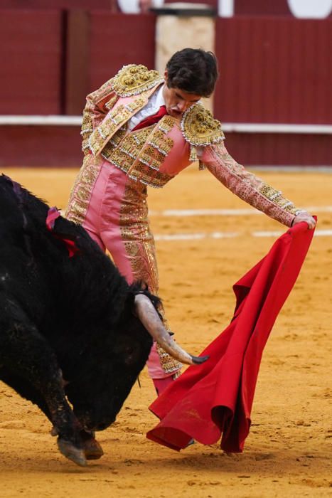 En la última cita taurina de esta feria en la plaza de toros de La Malagueta, se lidiaron toros de Gabriel Rojas. El cartel lo formaron Santana Claros, Juan Carlos Benítez y Miguel Aguilar.