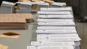 Papeletas con las distintas opciones políticas en un colegio electoral de Barcelona, en la jornada de las últimas elecciones generales.