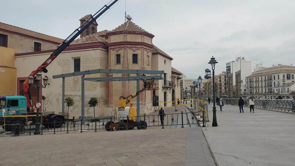 Obras de instalación de la pérgola junto a Santo Domingo, este viernes.