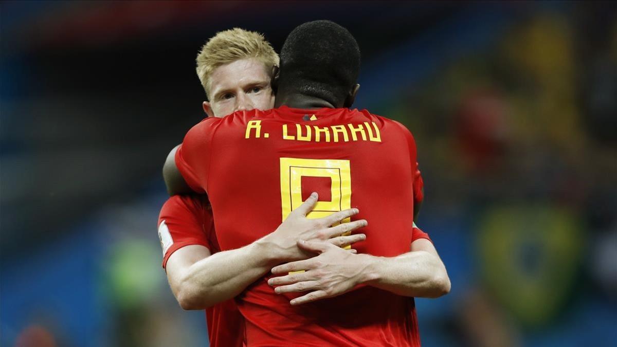 De Bruyne se abraza a Lukaku tras la victoria sobre Brasil.