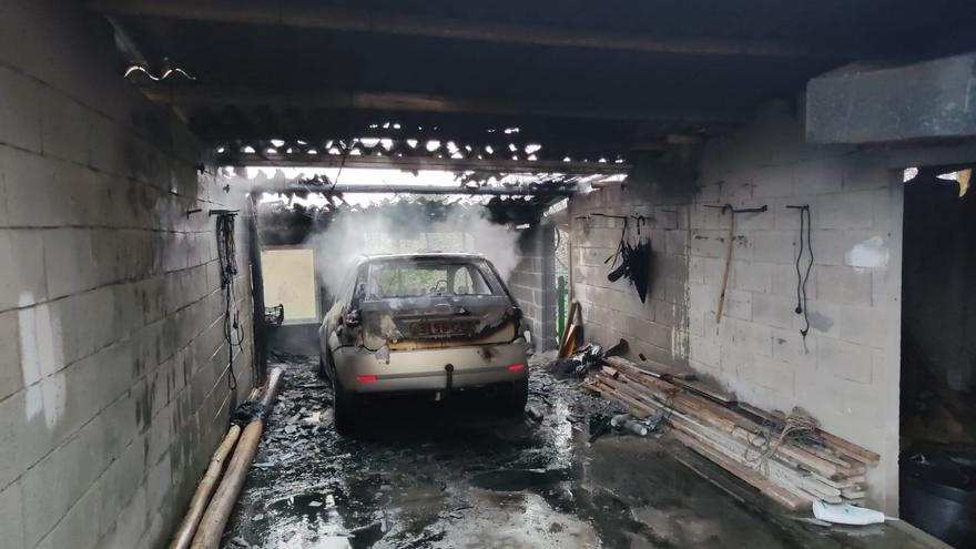 Arde un coche estacionado en un galpón de Bergondo