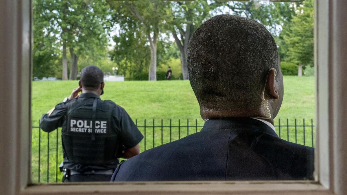 Dos agentes del servicio secreto de Estados Unidos hacen guardia en los alrededores de la Casa Blanca, en 2020.