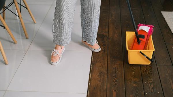 El truco definitivo para fregar el suelo de casa con mayor efectividad