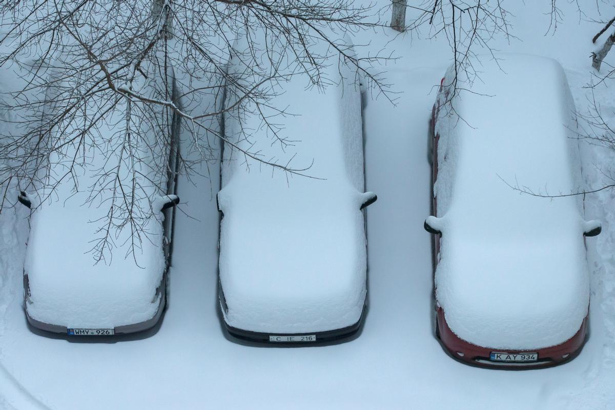 Coches cubiertos por la nieve en Chisinau, Moldavia.