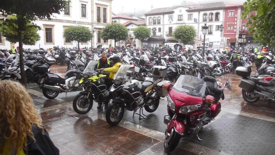 Las motos toman la plaza Camila Beceña de Cangas