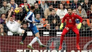 Gameiro, defendido por David López, remata en posición acrobática ante la mirada atenta de Diego López, este domingo en Mestalla.